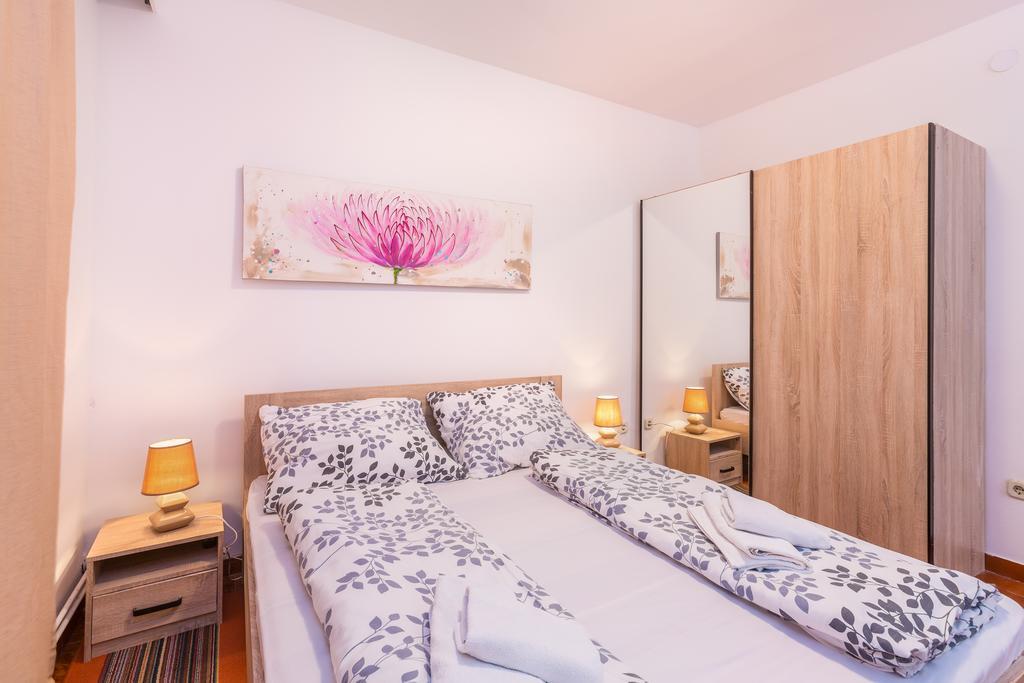 Bed & Breakfast La Fontana เมดูลิน ภายนอก รูปภาพ