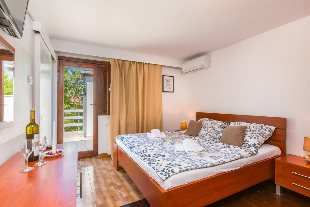 Bed & Breakfast La Fontana เมดูลิน ภายนอก รูปภาพ