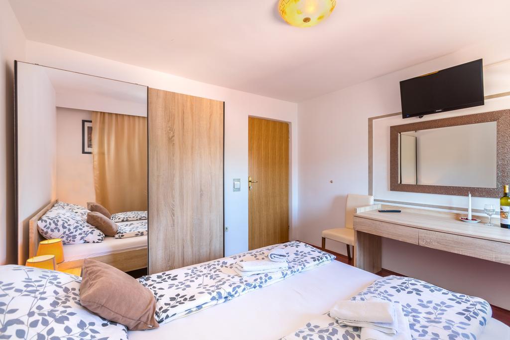 Bed & Breakfast La Fontana เมดูลิน ภายนอก รูปภาพ