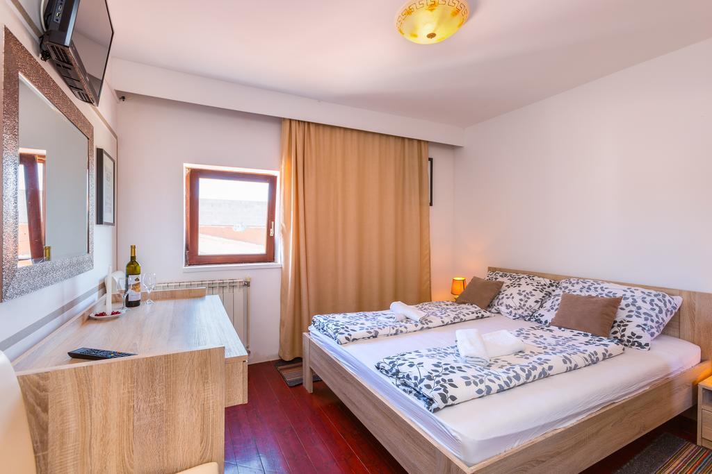 Bed & Breakfast La Fontana เมดูลิน ภายนอก รูปภาพ